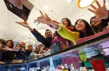 艹美女屄中国人依然爱赴日旅游 消费已由爆买转向网购
